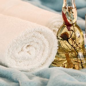 Serviette de massage et huiles essentielles