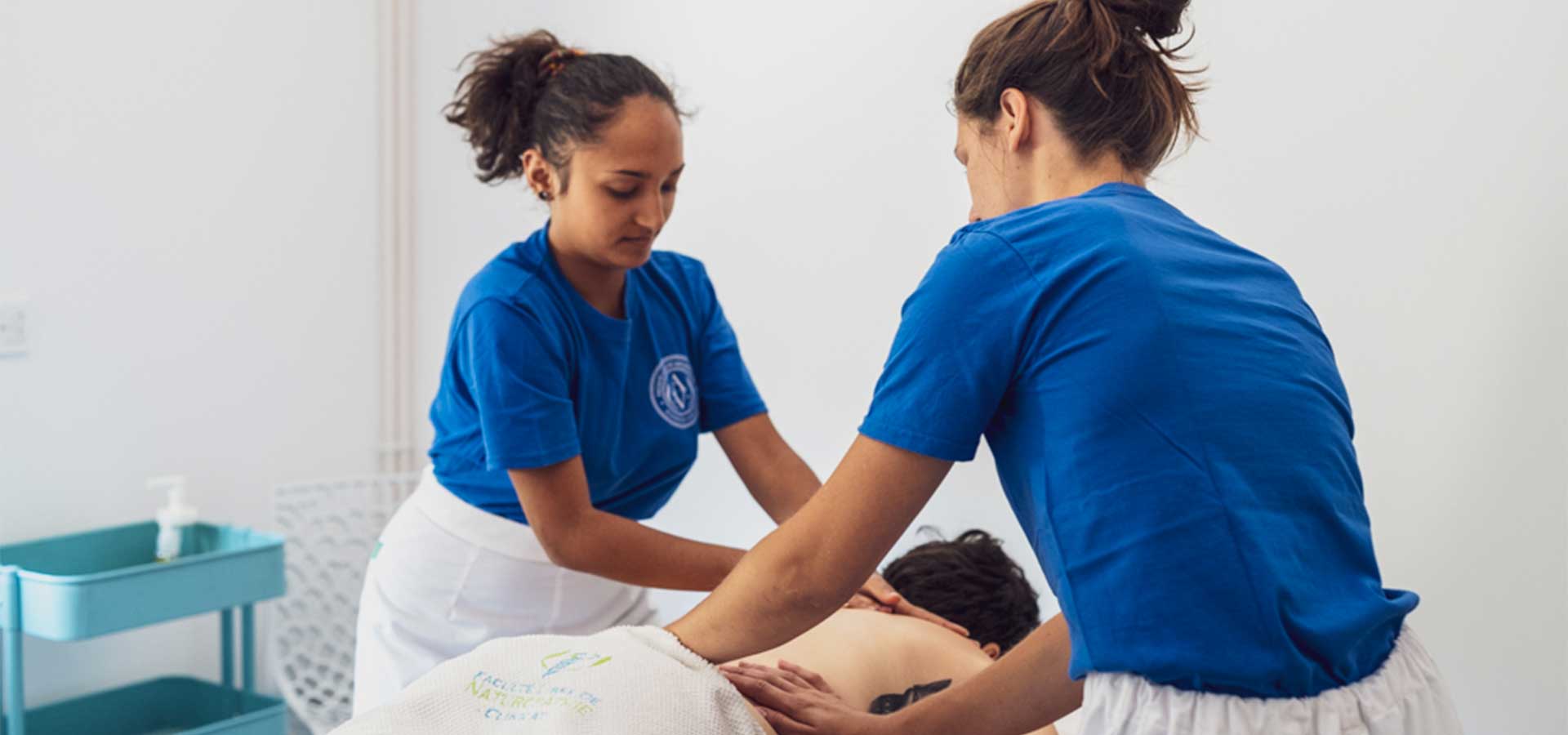 2 étudiantes qui pratiquent un massage