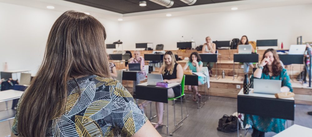Académie de vitalopathie Professeur devant ses élèves en cours