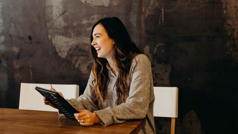 economic-business-school-etudiante-souriante